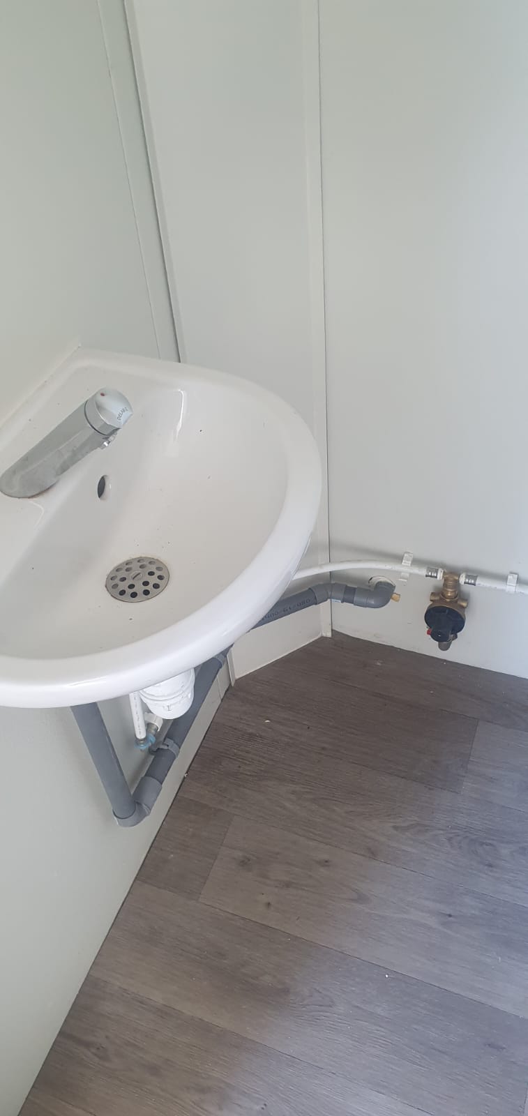 Bungalow sanitaire avec lavabo