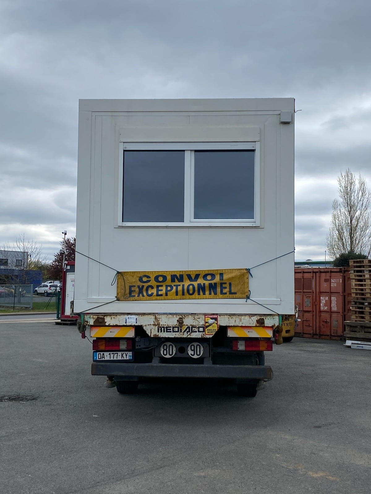 Convoi exceptionnel bungalow sanitaire