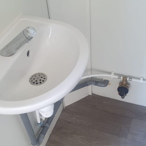 Bungalow sanitaire avec lavabo